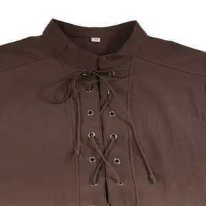 Primo piano del colletto di una camicia medievale rinascimentale con lacci e occhielli