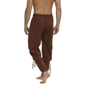 Vista trasera de pantalones steampunk medievales marrones con cordones en los tobillos