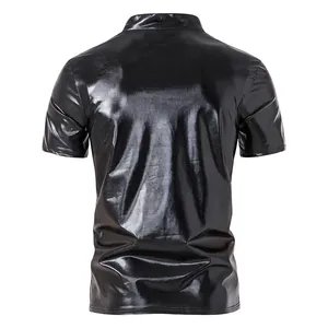 Rückansicht eines glänzenden schwarzen Herren-Polo-Shirts für einen coolen Club.