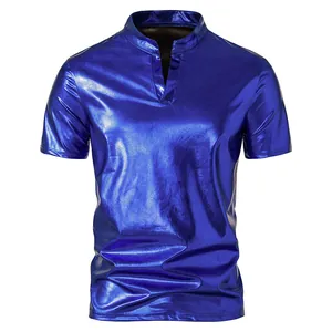 Blau glänzendes Herren Metallic T-Shirt mit Henley Kragen für Mode und Nachtclub Events.