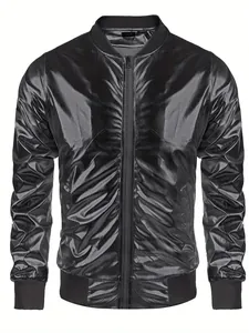 Detalle de una chaqueta bomber metálica negra brillante para hombre estilo disco