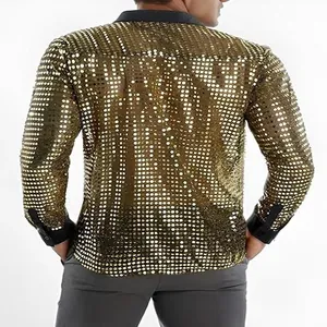 Detalle de la vista posterior de una camisa de lentejuelas doradas para fiesta de hombre