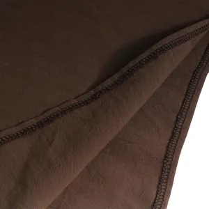 Primo piano del tessuto di lino medievale marrone con texture e cuciture nere dettagliate