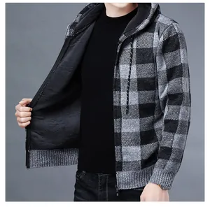 Vue détaillée du cardigan à carreaux pour homme avec doublure polaire chaude et épaisse.