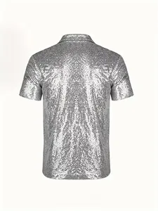 Vista posteriore dettagliata di una polo da uomo con paillettes argento per discoteca