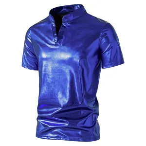 Detail eines glänzenden blauen Metallic-Herren-Henley-T-Shirts im Nachtclub-Stil.