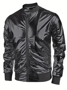 Vista detallada de la textura metálica brillante en una chaqueta bomber negra para hombre