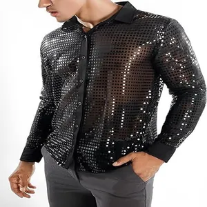 Detalle de camisa negra transparente con lentejuelas para fiestas disco de los años 70