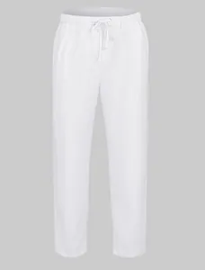 Detailansicht einer weißen Herren-Leinenhose mit Kordelzug im professionellen Fotostudio