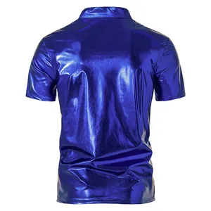 Rückansicht eines glänzenden blauen Metallic-Poloshirts für Herren im Nachtclub-Stil