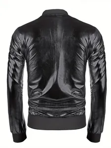 Vista trasera detallada de una chaqueta metálica negra brillante para hombre disco