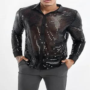 Vista detallada de una camisa negra de lentejuelas para hombre, estilo disco años 70