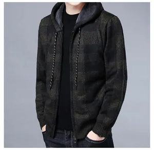 Vue détaillée d'un gilet à capuche en polaire pour homme avec motif à carreaux vert.
