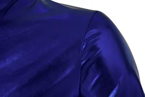 Makrodetail aus glänzendem metallischem blauem Stoff und Schulternähten an einem Herren-Poloshirt