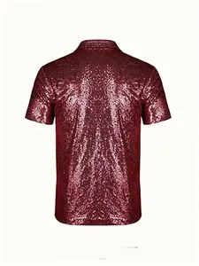 Dettaglio posteriore di una polo da uomo con paillettes bordeaux stile disco vintage