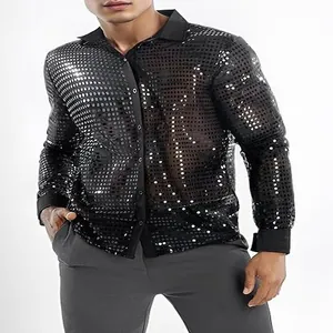 Detalle de una camisa negra con lentejuelas para hombre para fiestas disco.