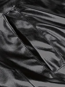 Primer plano del bolsillo de una chaqueta metálica negra brillante con acabado suave