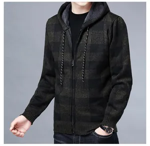 Vue détaillée du gilet à capuche pour homme avec motif à carreaux et doublure chaude
