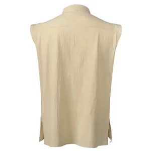 Vista posteriore di una camicia medievale senza maniche stile rinascimentale beige