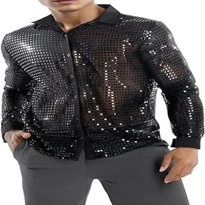 Detalle de una camisa disco de lentejuelas negras con escamas cuadradas metálicas