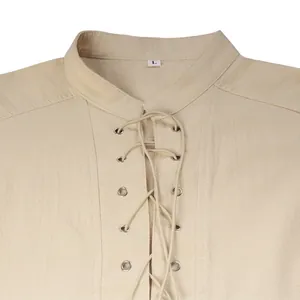 Dettaglio del colletto e dell'allacciatura frontale di camicia medievale con occhielli