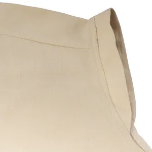 Macro dettaglio delle cuciture e del tessuto di lino su questa camicia medievale beige