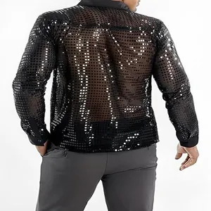 Detalle posterior de camisa negra con lentejuelas disco de los 70 y escamas brillantes.