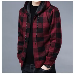 Gros plan d'un cardigan en maille à carreaux rouge et noir pour homme avec doublure peluche