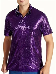 Dettaglio della polo da uomo con paillettes viola e texture disco scintillante