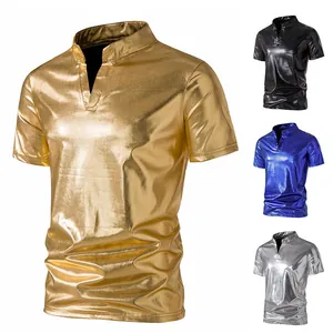 Glänzendes Herren-Henley-Shirt in Gold, Schwarz, Blau und Silber für Partys.