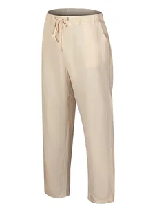 Nahaufnahme der beige farbenen Leinenhose für Herren mit bequemem Kordelzugbund.