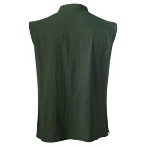 Vista posteriore di una camicia medievale senza maniche verde scuro rinascimentale