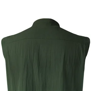 Vista posteriore dettagliata di camicia medievale senza maniche verde scuro e tessuto.