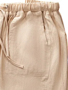 Nahaufnahme einer Herren-Freizeithose aus Baumwollleinen mit Kordelzug und Seitentasche