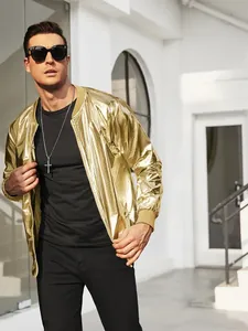 Detalle de una chaqueta bomber dorada metalizada para hombre, ideal para fiestas de disco