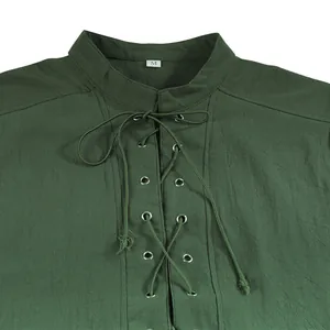 Dettaglio di camicia medievale vichinga verde con collo stringato e occhielli.