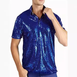 Elegante polo da uomo con paillettes blu lucide in stile disco retrò su sfondo bianco
