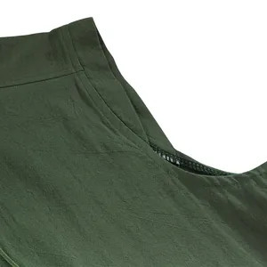 Dettaglio ravvicinato di cuciture e tessuto di una tunica medievale senza maniche verde
