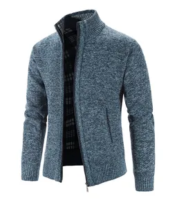 Dettaglio del cardigan in maglia blu da uomo con fodera in pile e trama testurizzata