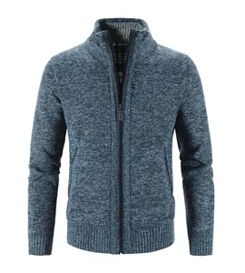 Vista dettagliata del cardigan in maglia blu con cerniera lampo e fodera in pile