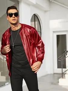 Detalle de una chaqueta bomber roja metalizada para hombre, estilo disco de los años 70.