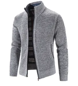 Vista dettagliata del cardigan grigio da uomo con fodera in pile spessa a quadri