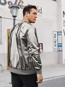 Detalle de una chaqueta bomber plateada brillante para hombre, ideal para fiestas disco.