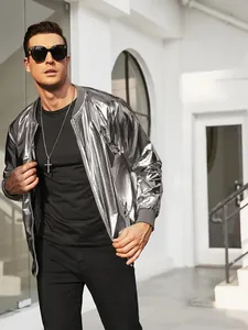 Detalle de chaqueta bomber plateada metalizada brillante para fiestas disco de 70.