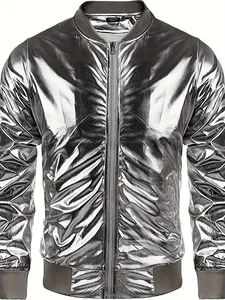 Vista detallada de una chaqueta bomber metálica plateada brillante para hombre.