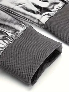 Primer plano de puños de chaqueta plateada metalizada con elástico gris