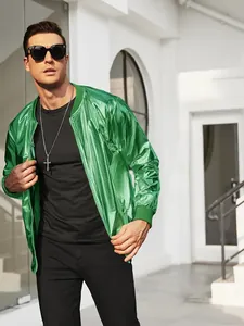 Chaqueta bomber disco verde metalizada para hombre usada por modelo en exteriores