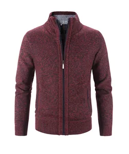 Vista frontale di un cardigan da uomo in maglia spessa bordeaux con zip e colletto a coste