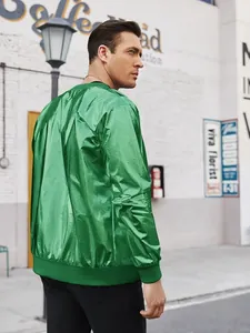 Vista trasera de una chaqueta bomber metálica verde brillante para hombre para fiestas disco