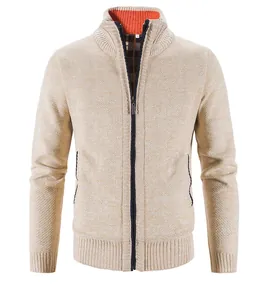Dettaglio del cardigan in maglia foderato in pile da uomo con collo alto e cerniera